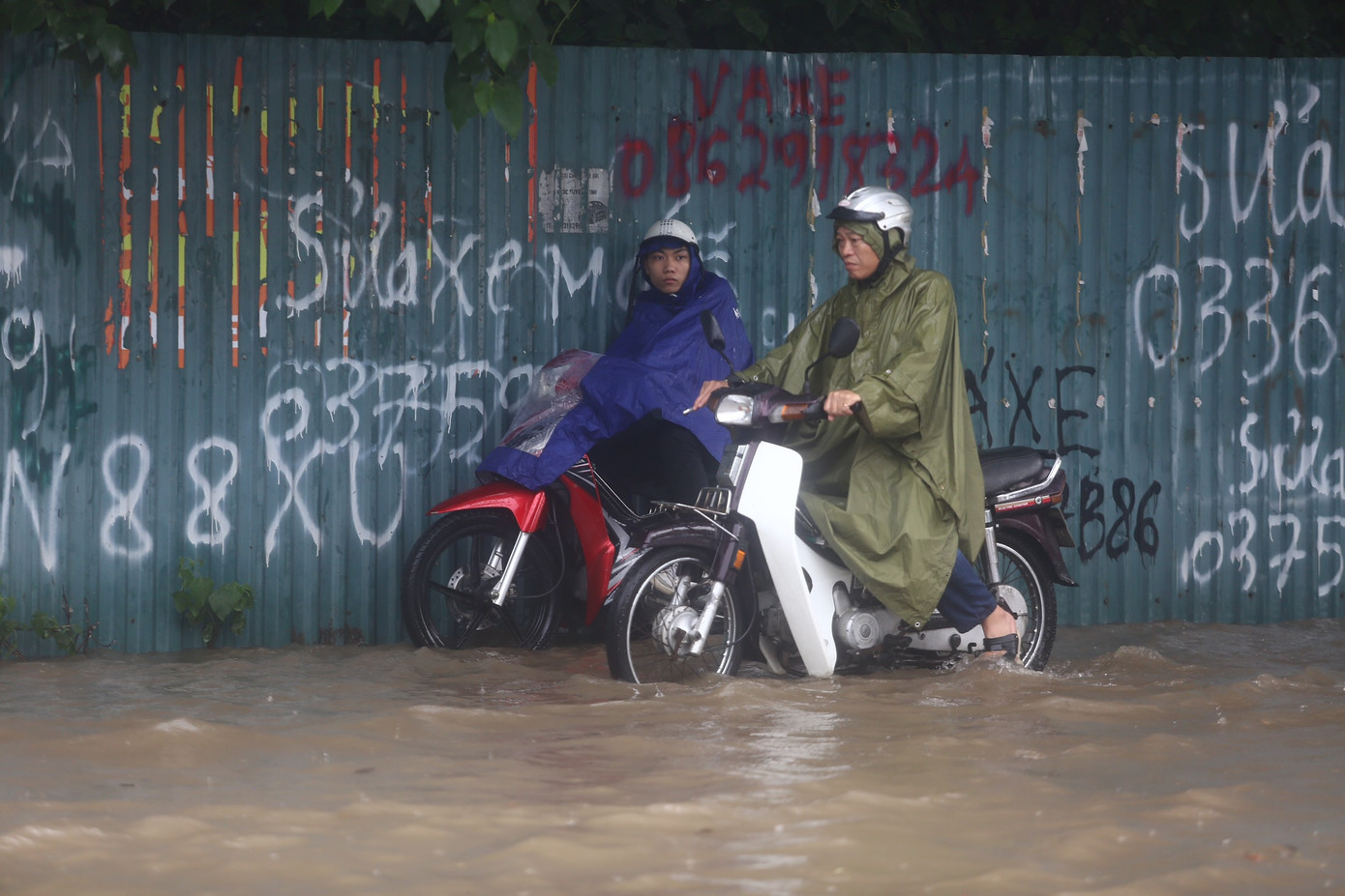 Một số phương tiện đứng im trước khu vực ngập sâu