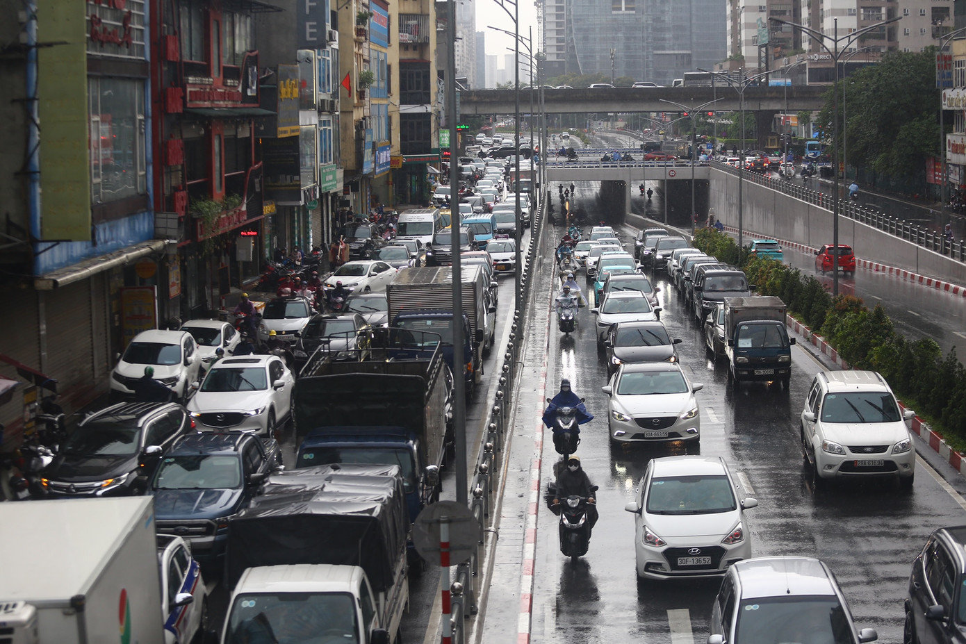 Các phương tiện "chôn chân" trên tuyến đường Tố Hữu.