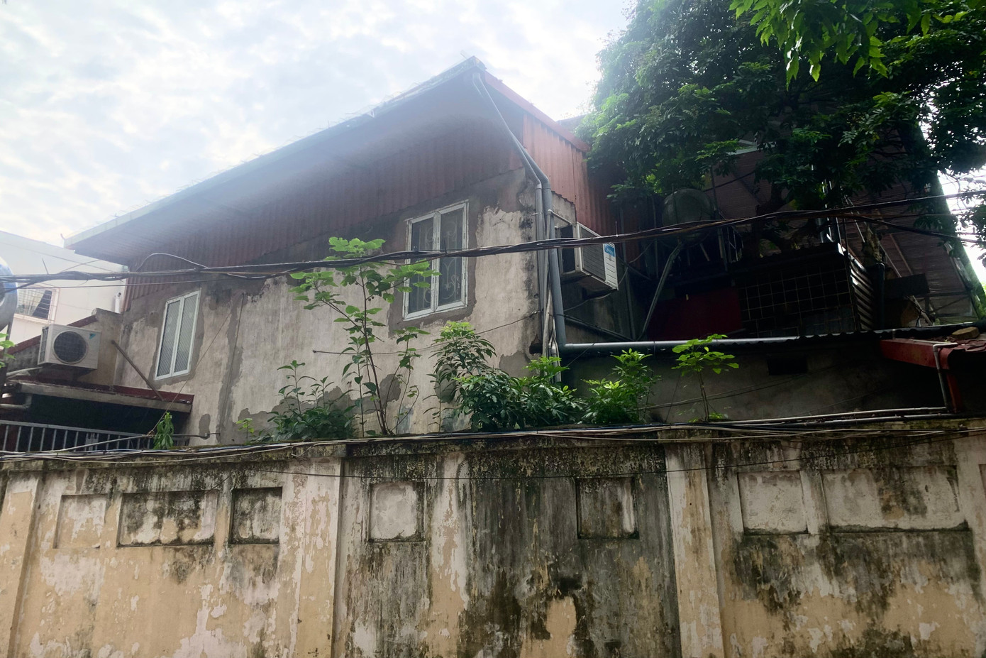 Một số khu đất bỏ hoang, thành nơi tập kết rác thải.