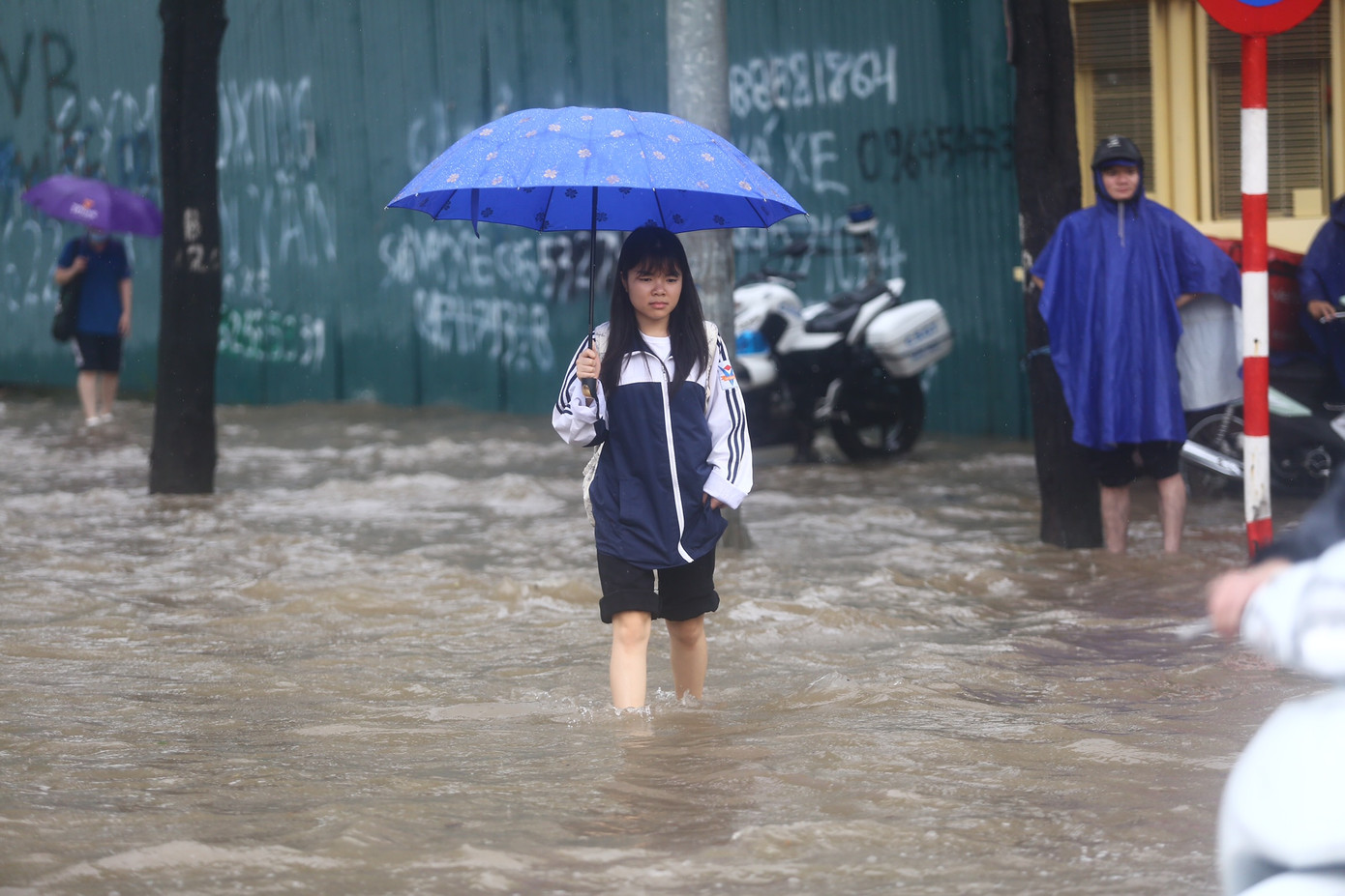 Giao thông tê liệt, học sinh, sinh viên chỉ còn cách lội nước đến trường.