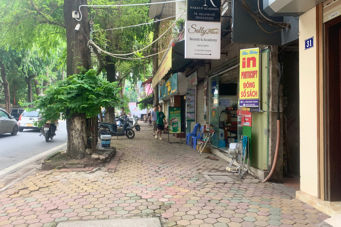 Hiện, quận Hai Bà Trưng đang thông báo kế hoạch tổ chức điều tra, khảo sát, đo đạc, kiểm điểm đất đai và tài sản gắn liền với đất để thực hiện dự án. Dự kiến thời gian thực hiện từ ngày 31/5/2024 đến ngày 18/6/2024. Trong thời gian này, lãnh đạo BQLDA đề nghị người dân phối hợp, cung cấp các giấy tờ liên quan đến việc sử dụng đất, hình thành tài sản trên đất để cơ quan chức năng thực hiện công tác điều tra, khảo sát...