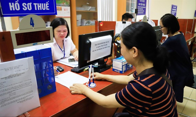 Người dân làm thủ tục tại cơ quan thuế. Ảnh minh họa: DT.