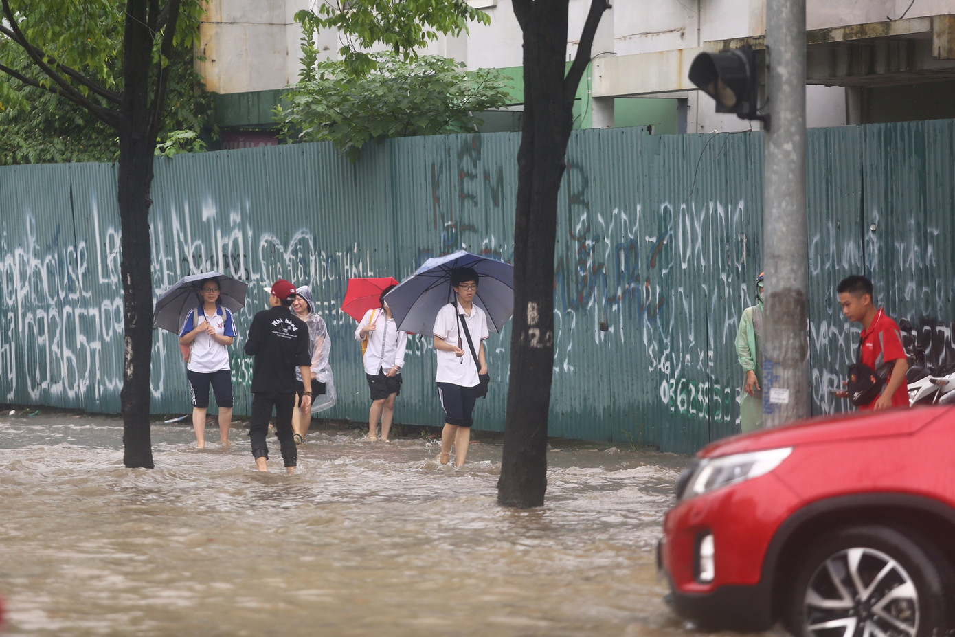 Giao thông tê liệt, học sinh, sinh viên chỉ còn cách lội nước đến trường.