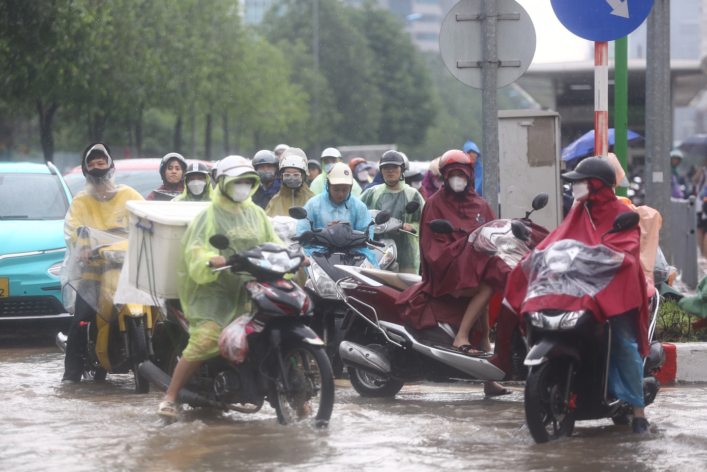 Một số phương tiện đứng im trước khu vực ngập sâu