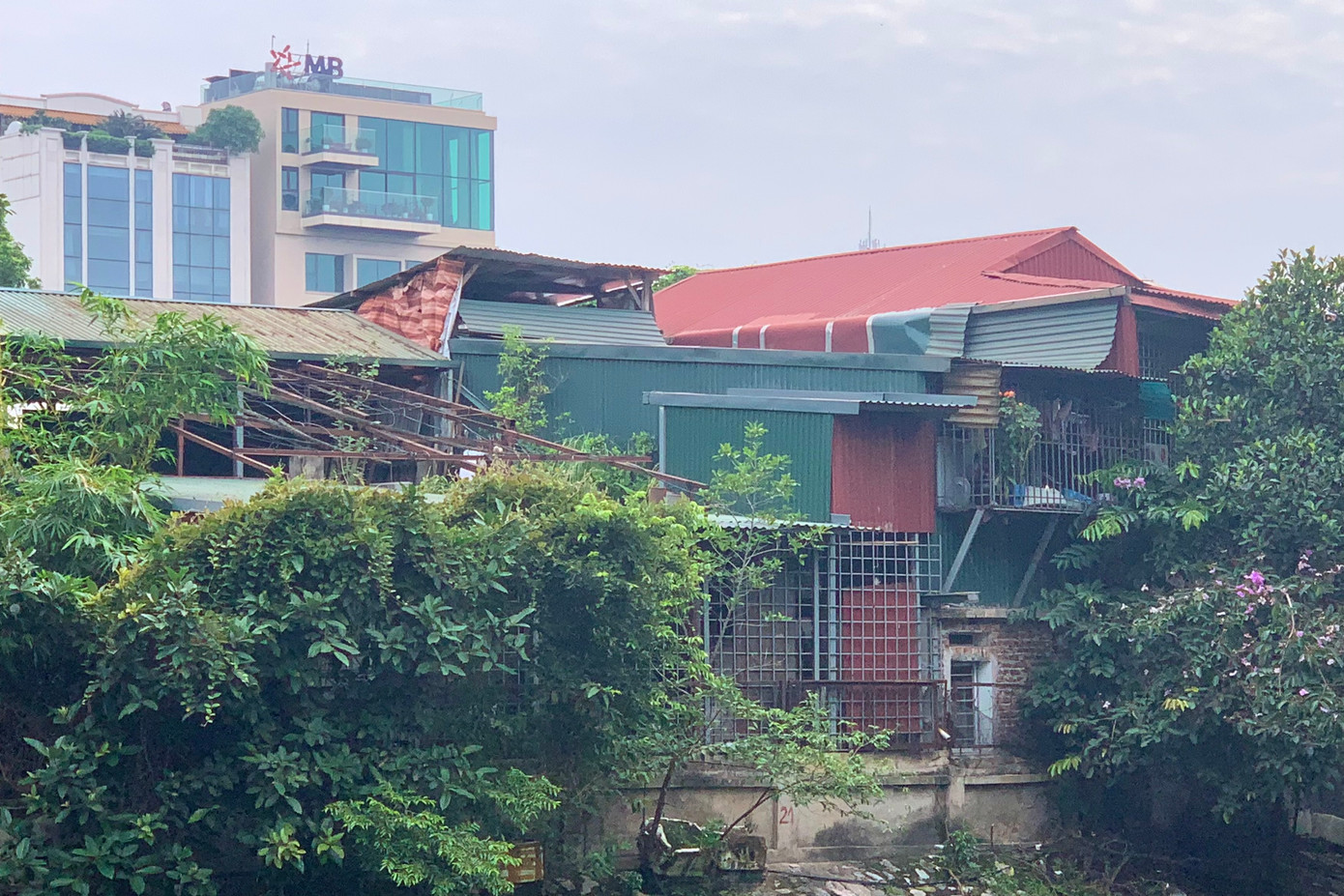 Theo ghi nhận của PV, hiện trạng khu đất được thu hồi nằm ngay mặt phố Trần Bình Trọng, là nơi sinh sống, sinh hoạt, kinh doanh của nhiều hộ gia đình.