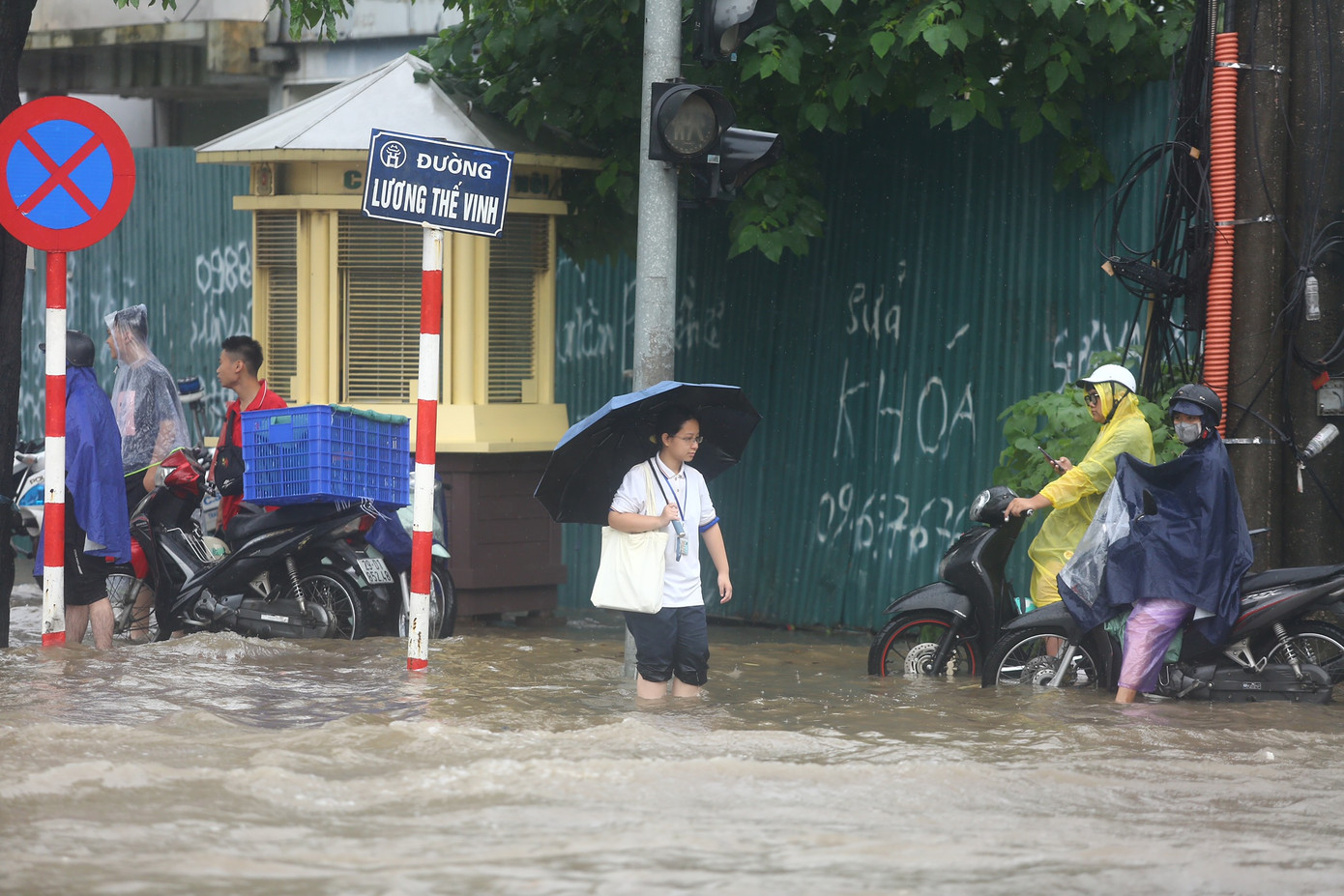 Giao thông tê liệt, học sinh, sinh viên chỉ còn cách lội nước đến trường.