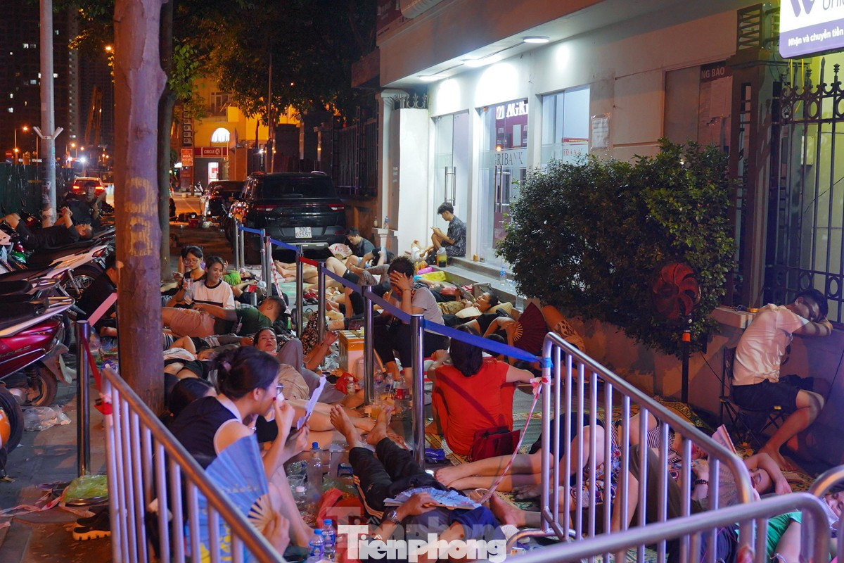 Người dân xếp hàng trước cổng chi nhánh ngân hàng Agribank (phố Vũ Trọng Khánh, quận Hà Đông).