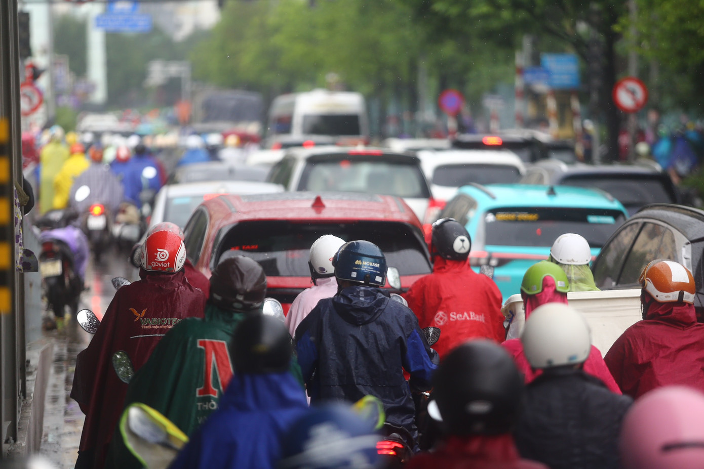 Các phương tiện "chôn chân" trên tuyến đường Tố Hữu.