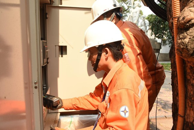 Công nhân ngành điện kiểm tra thiết bị điện mùa nắng nóng. Công nhân ngành điện kiểm tra thiết bị điện mùa nắng nóng.
