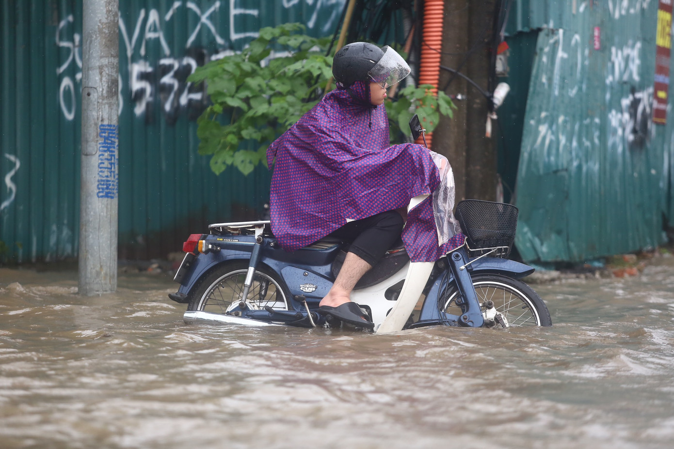 Một số phương tiện "liều mình" băng qua biển nước.