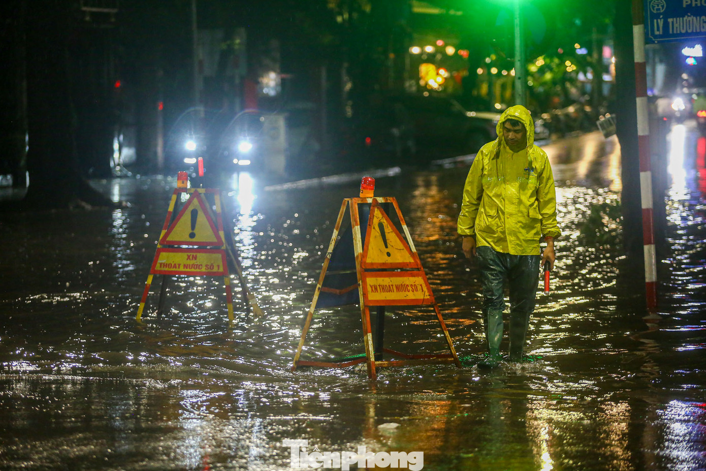 Trận mưa lớn vào tối 8/6 làm nhiều tuyến phố ở Hà Nội bị ngập kéo dài đến đêm, gây khó khăn cho giao thông, sinh hoạt của người dân. Ghi nhận của PV, nhiều tuyến phố xảy ra tình trạng ngập úng như Lý Thường Kiệt, Hàng Bún, Quán Thánh, Tông Đản, Nguyễn Văn Cừ, Thiên Đức... có nơi ngập sâu hơn nửa mét.