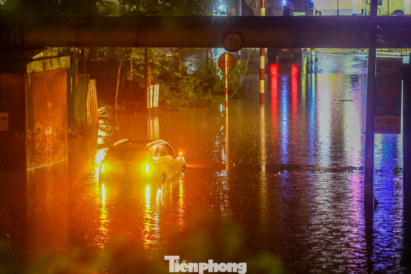 Đến 23h ngày 8/6, khu vực ngã ba phố Thiên Đức- Hà Huy Tập vẫn bị ngập sâu.