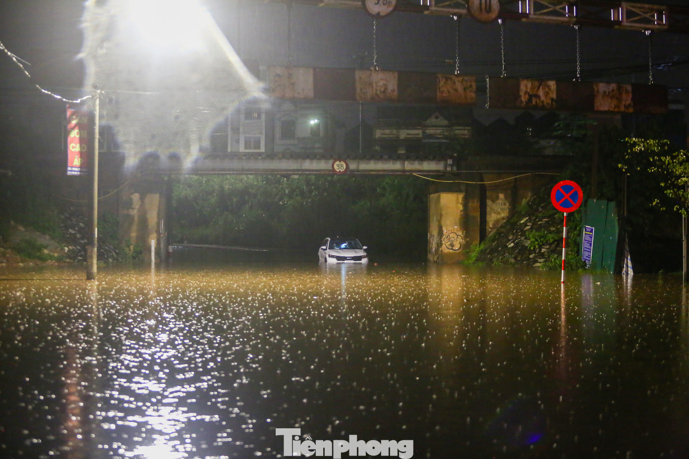 Ghi nhận của PV, khu vực ngập sâu khoảng 70-80cm, thoát nước chậm.