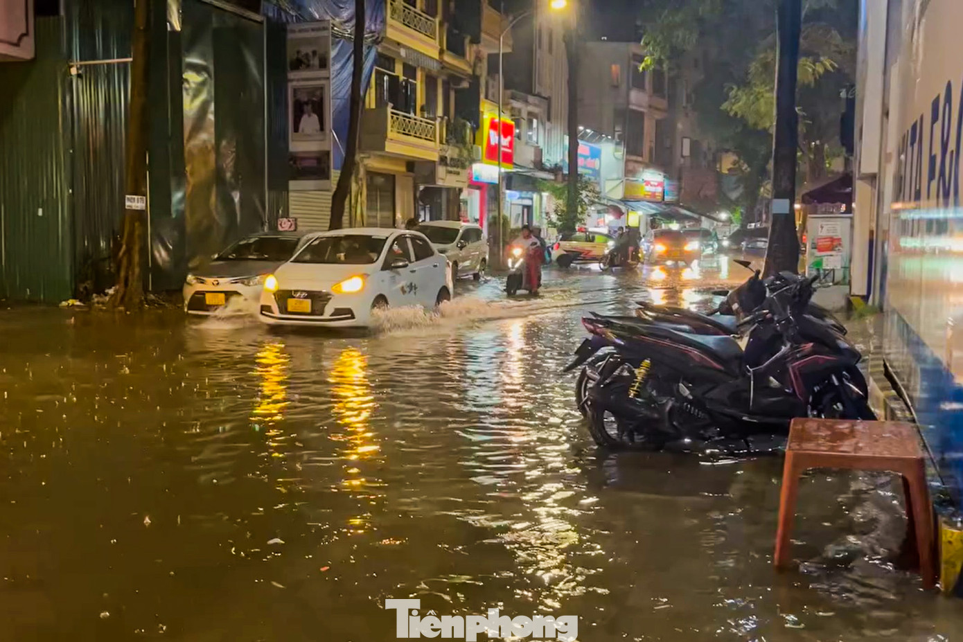 Phố Hàng Bún (quận Ba Đình) "thành sông" sau cơn mưa như trút nước.