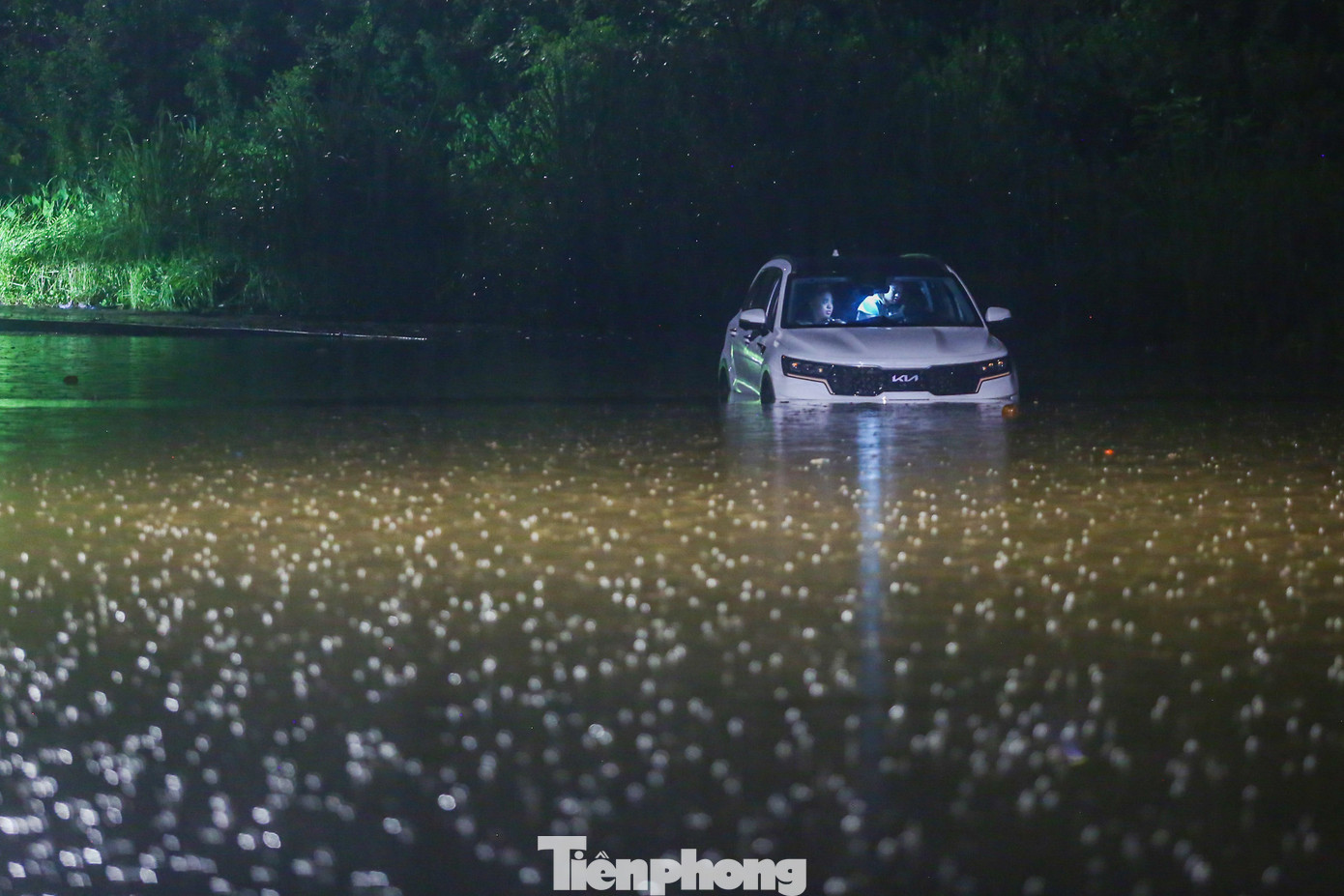 Do nước ngập sâu trong đêm, không có biển cảnh báo, nhiều phương tiện bị mắc kẹt ở khu vực ngập úng.