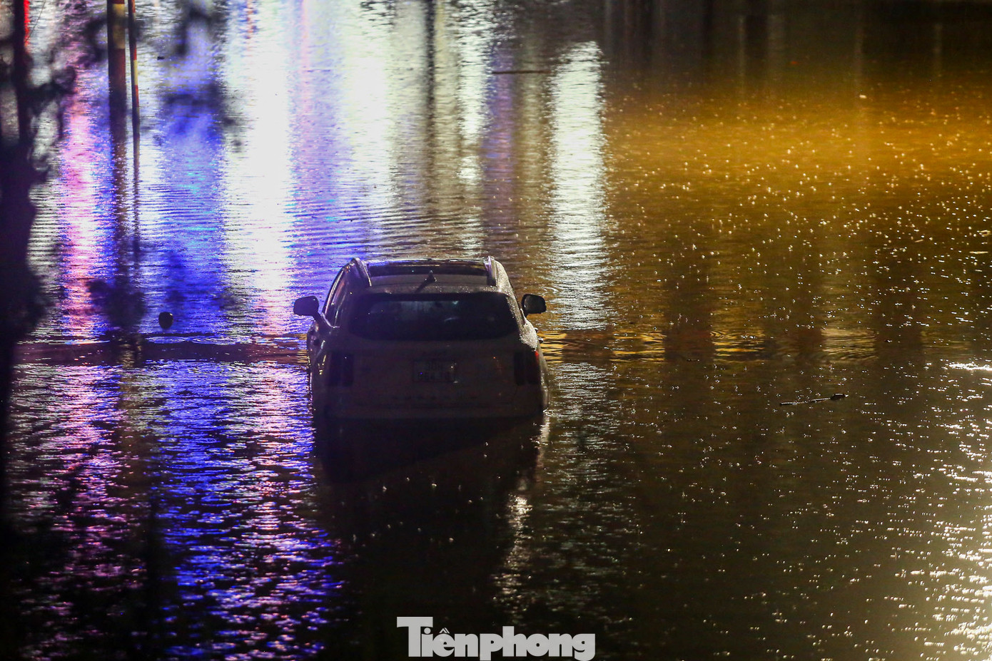 Theo dự báo thời tiết ngày 9/6, khu vực Hà Nội nhiều mây, có mưa, mưa vừa, cục bộ có mưa to và rải rác có dông. Trong mưa dông có khả năng xảy ra lốc, sét, mưa đá và gió giật mạnh. Nhiệt độ thấp nhất từ : 24-26 độ. Nhiệt độ cao nhất từ : 30-32 độ.