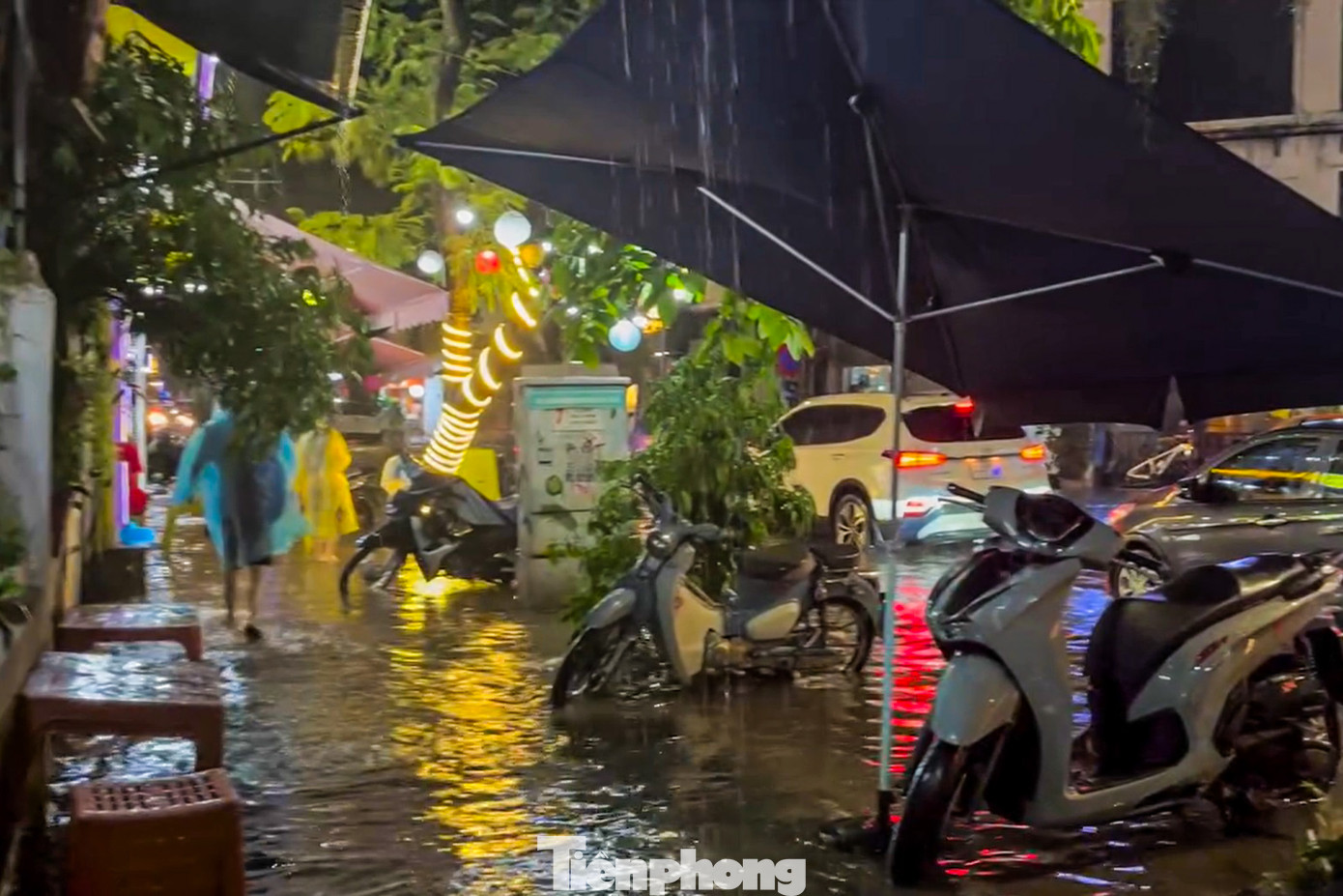 Tình trạng mưa lớn, ngập úng ảnh hưởng đến sinh hoạt, hoạt động buôn bán của người dân.