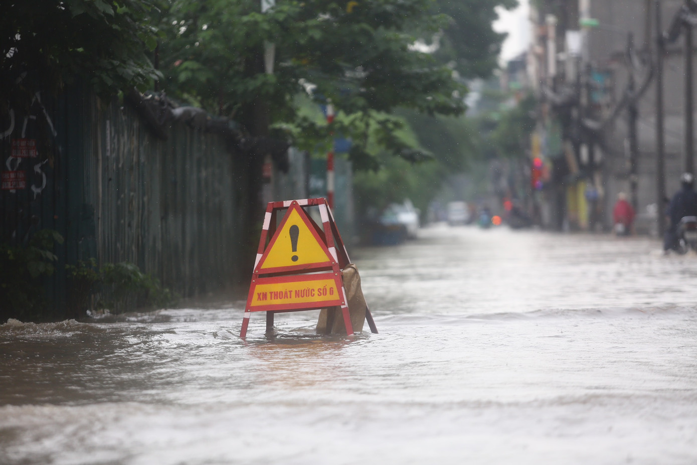 Khu vực nút giao với đường Lương Thế Vinh ngập sâu khoảng 70-80 cm, có chỗ đến 1m, các phương tiện không thể di chuyển vào khu vực trên.