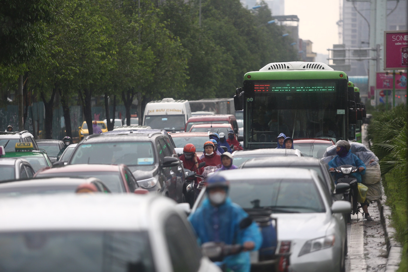 Các phương tiện "chôn chân" trên tuyến đường Tố Hữu.