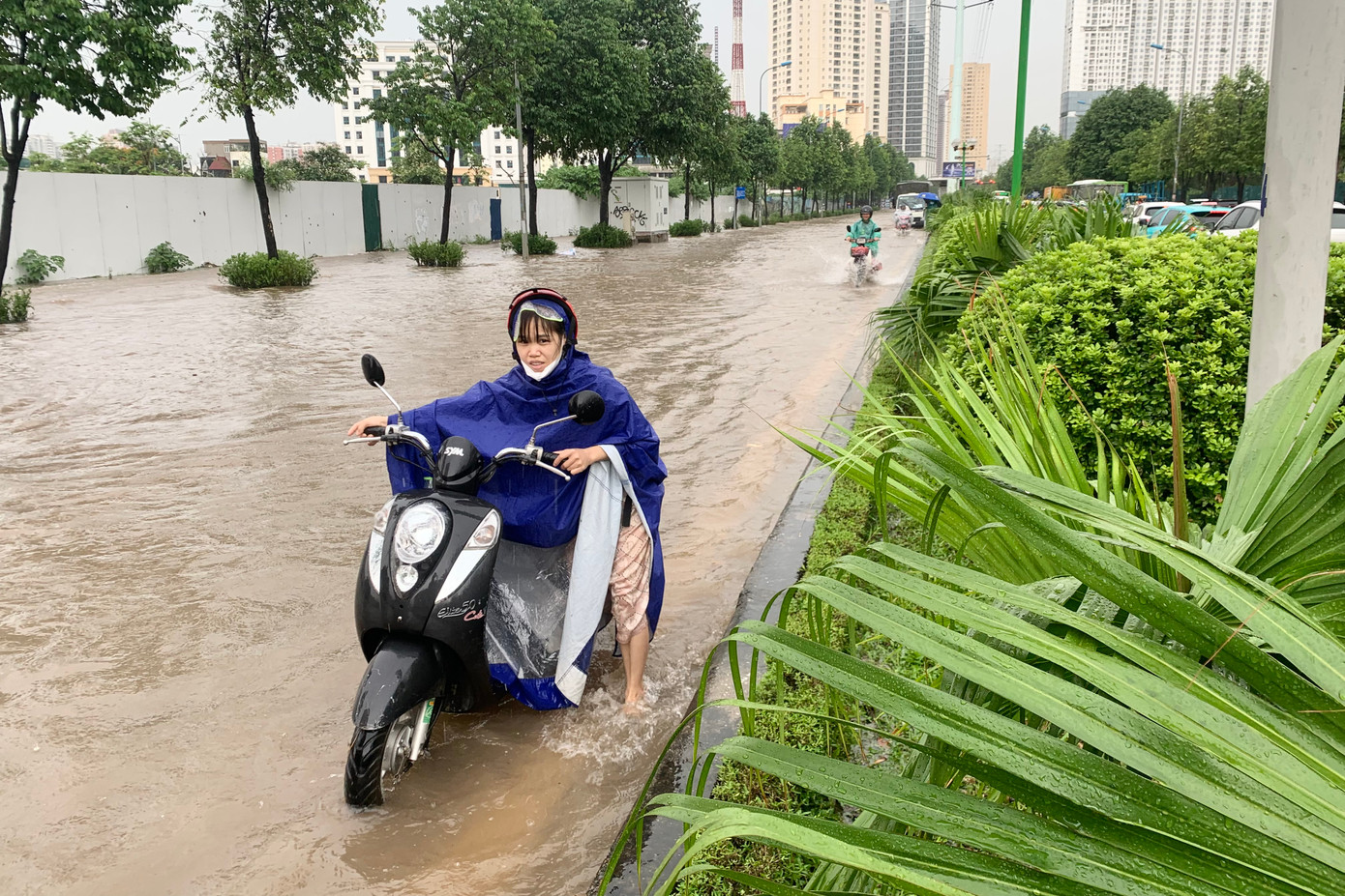 Nhiều phương tiện "chết đuối" khi lao qua biển nước.