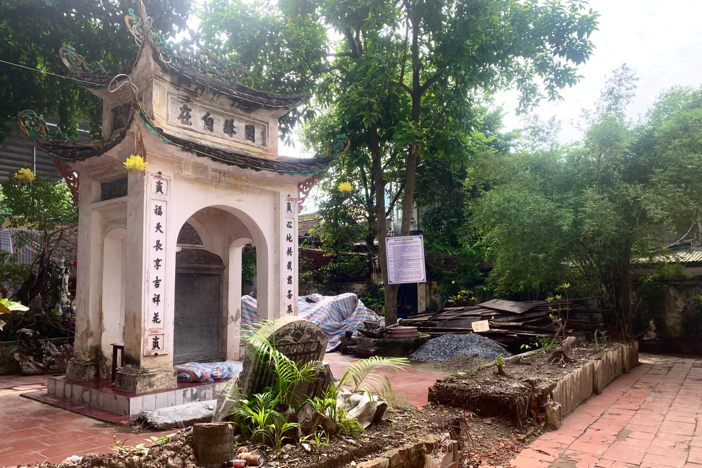 Phương án tổng thể dựa trên nguyên tắc tôn trọng tổng thể cũ với các yếu tố về ranh giới, vị trí các công trình, đảm bảo hài hòa không gian cảnh quan kiến trúc. Giải pháp tôn tạo tổng thể đề ra chủ yếu là các giải pháp chỉnh trang làm đẹp thêm, thích ứng với điều kiện sử dụng của từng cụm di tích.