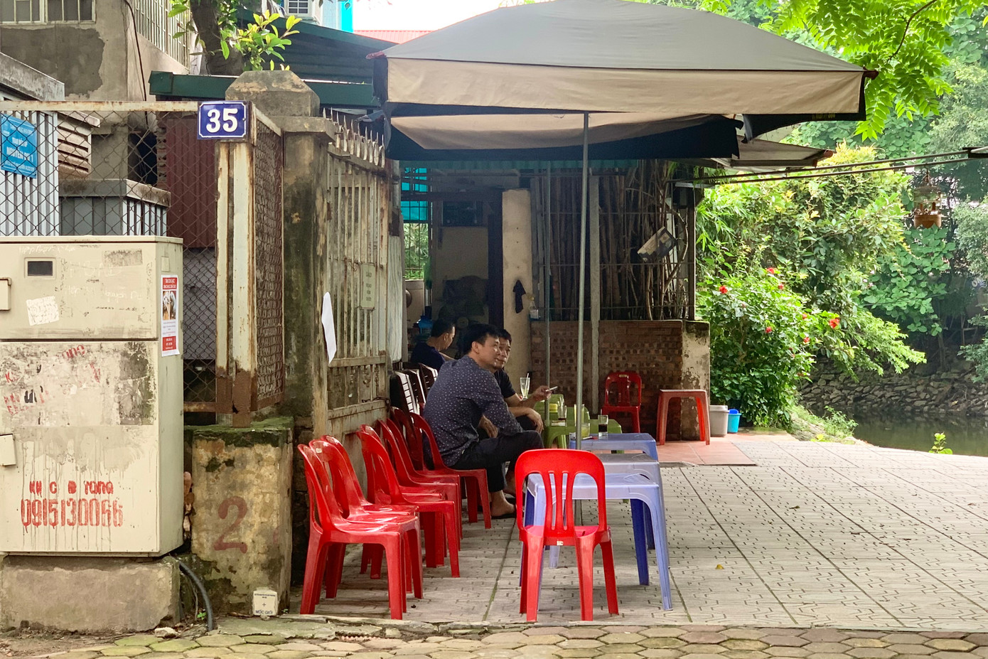 Nhiều hộ kinh doanh cafe, quán nước xung quanh hồ Thiền Quang.
