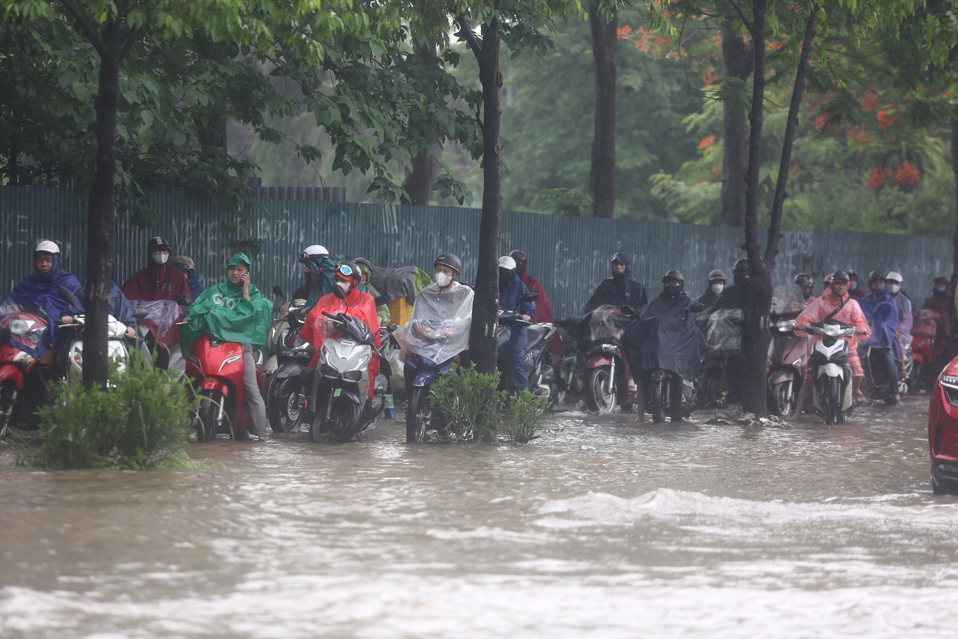 Một số phương tiện đứng im trước khu vực ngập sâu