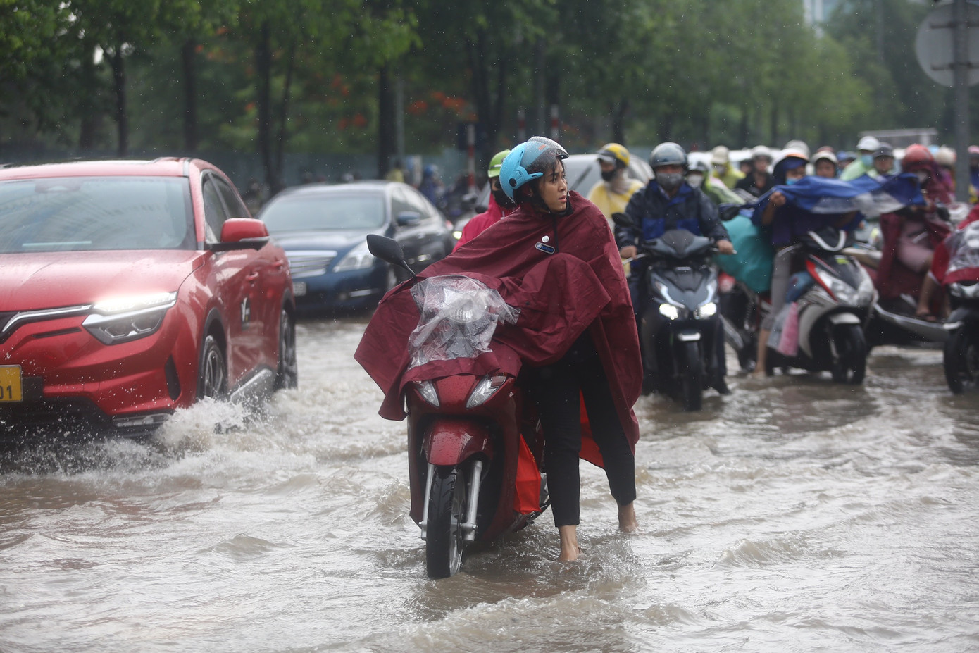 Hàng loạt phương tiện "chết đuối".