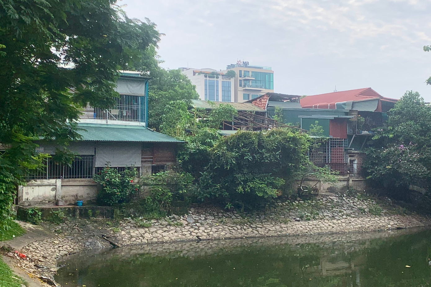 Theo ghi nhận của PV, hiện trạng khu đất được thu hồi nằm ngay mặt phố Trần Bình Trọng, là nơi sinh sống, sinh hoạt, kinh doanh của nhiều hộ gia đình.