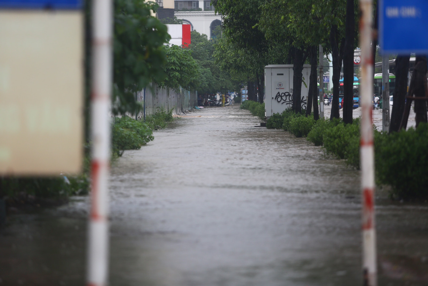 Nước ngập trọn vỉa hè.