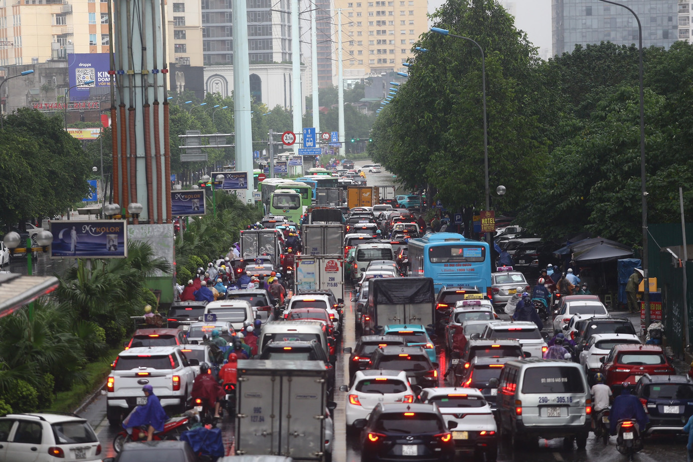 Cơn mưa lớn kéo dài từ 7h30 đến 9h ngày hôm nay (5/6) khiến nhiều tuyến phố ở Hà Nội nhanh chóng ngập "thành sông", nhiều tuyến phố ngập sâu, các phương tiện khó có thể "bơi qua", giao thông trở nên "tê liệt". Ghi nhận của PV, tuyến đường Tố Hữu ngập sâu trong biển nước, tắc đường kéo dài hàng giờ.