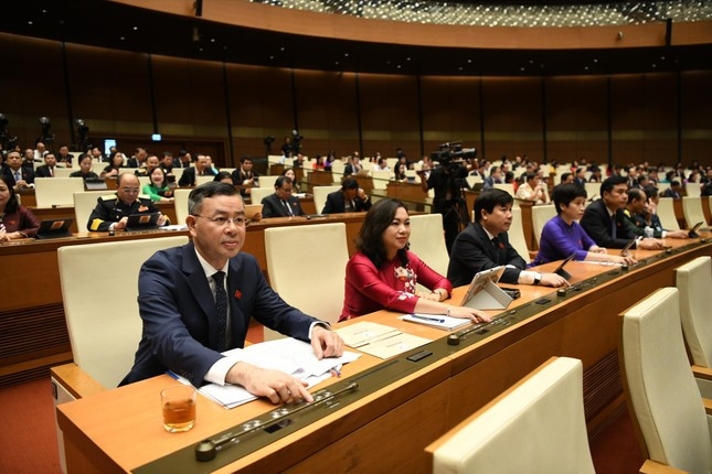 Quốc hội biểu quyết thông qua các dự án luật, nghị quyết trong phiên bế mạc.