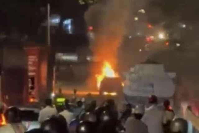 Ô tô 7 chỗ bốc cháy dữ dội.