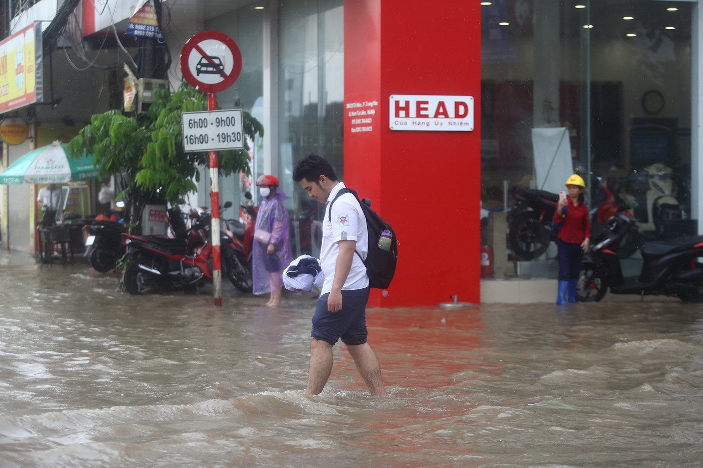 "Bình thường em đi xe buýt đến trường, nhưng em thấy đường tắc, trước mặt là biển nước nên không thể chờ được xe buýt nên em đã quyết định đi bộ đến trường. Nhà em cách trường khoảng 4-5km", một học sinh trường Trung Văn cho biết.