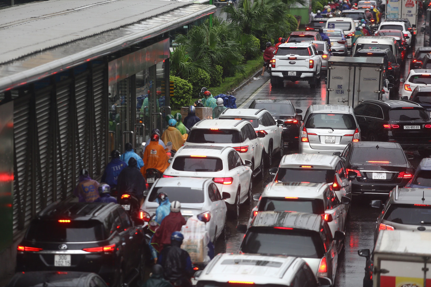 Các phương tiện "chôn chân" trên tuyến đường Tố Hữu.