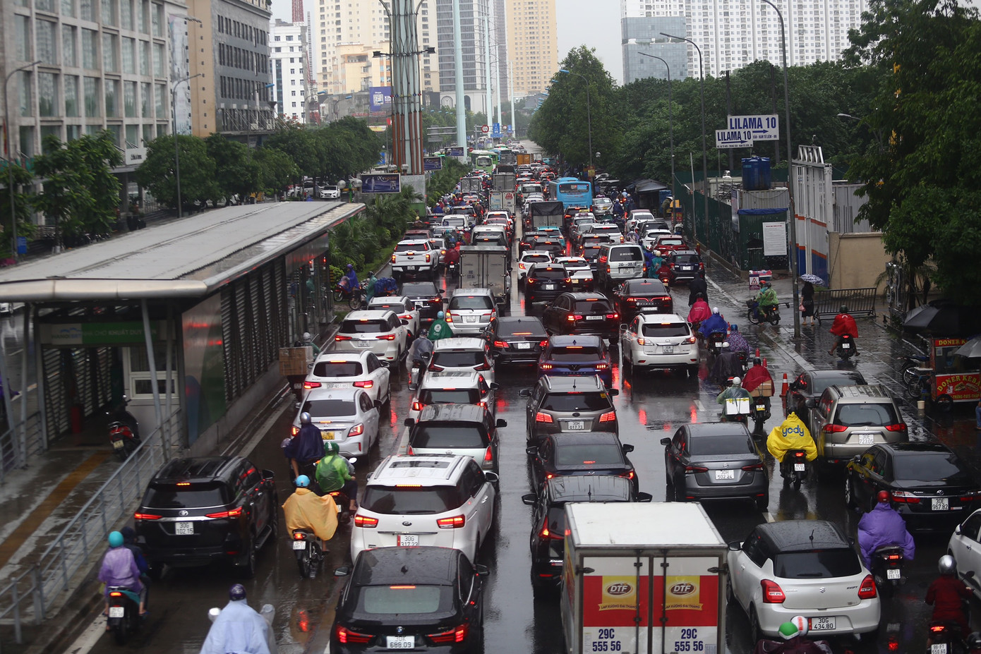 Cơn mưa lớn kéo dài từ 7h30 đến 9h ngày hôm nay (5/6) khiến nhiều tuyến phố ở Hà Nội nhanh chóng ngập "thành sông", nhiều tuyến phố ngập sâu, các phương tiện khó có thể "bơi qua", giao thông trở nên "tê liệt". Ghi nhận của PV, tuyến đường Tố Hữu ngập sâu trong biển nước, tắc đường kéo dài hàng giờ.