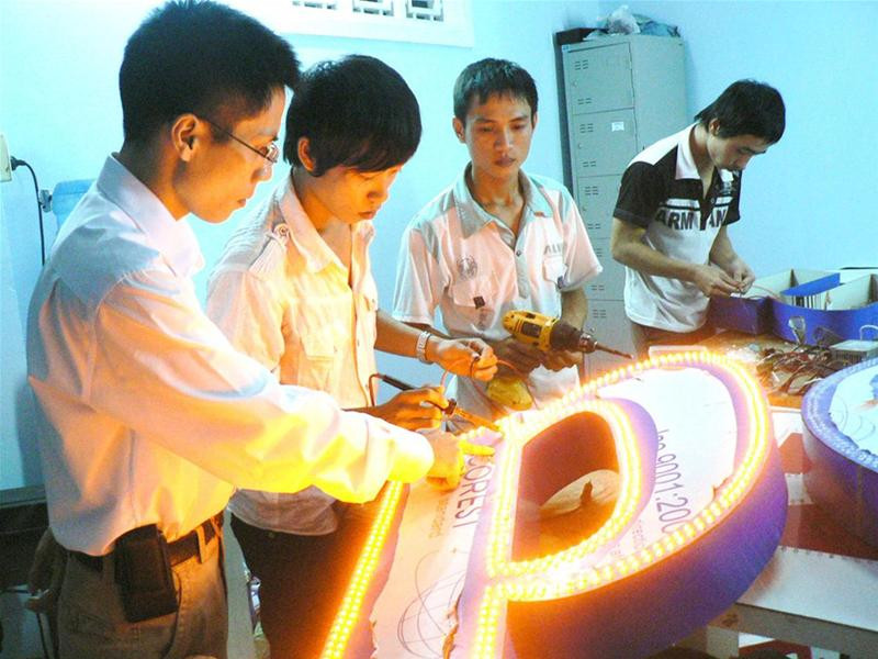 Nguyễn Ngọc Tân (bên trái) hướng dẫn Phan Duy Cần và các bạn sinh viên vừa học, vừa làm. Ảnh: Nguyễn Huy Nguyễn Ngọc Tân (bên trái) hướng dẫn Phan Duy Cần và các bạn sinh viên vừa học, vừa làm. Ảnh: Nguyễn Huy