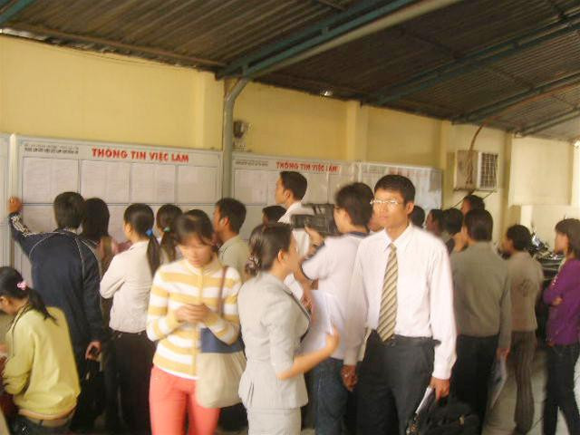 Nhiều người đến tìm việc làm, nhưng doanh nghiệp tuyển không ra lao động