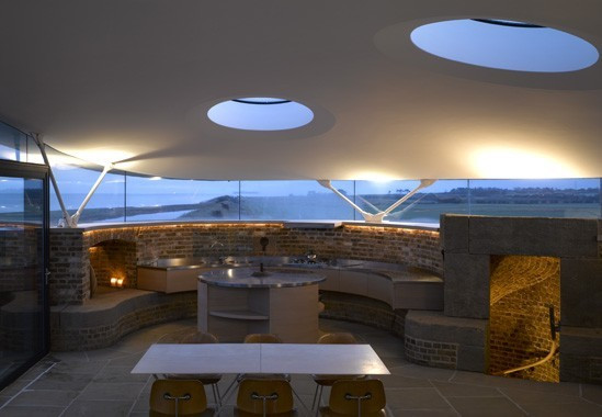 Ánh sáng bên trong lô cốt quân sự hài hòa. Ánh sáng bên trong lô cốt quân sự rất hài hòa