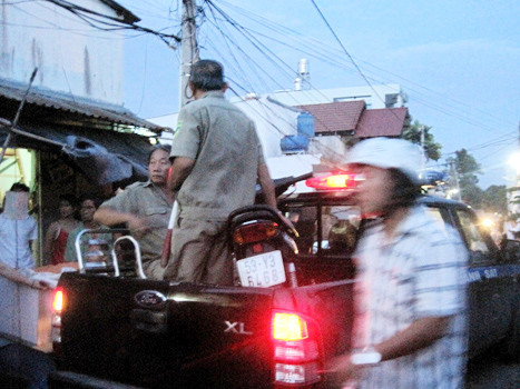 Lực lượng chức năng đưa đối tượng về trụ sở để lấy lời khai