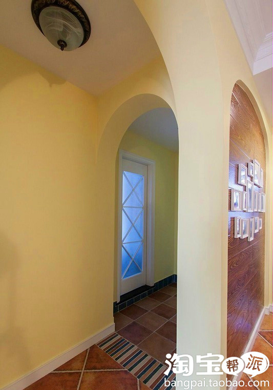 Phòng khách mang phong cách châu Âu với đèn chùm, thảm, ghế sofa Bộ Sofa không phải là đặc điểm khác biệt, mà điểm nhấn ở đây là bức tường với những hình ảnh của gia đình. Các vật dụng cũng không cầu kỳ, sang trọng quá đắt đỏ, đơn giản nhưng lại rất hiệu quả. Và một bức tường cũng được trang trí toàn bằng ảnh, đơn giản và chi phí rất thấp Phòng ăn nhẹ nhàng, rất đáng yêu với họa tiết hoa nhí rực rỡ Nhà bếp với kiểu thiết kế hình chữ U ngược. Chất liệu gạch ốp tường và màu sắc rất lạ Lối đi pha một chút hương vị La Mã. Phòng ngủ đa chức năng với chiếc giường phóng khoáng Chủ nhân ngôi nhà có lẽ là một fan hâm mộ của điện ảnh, nên đã tậu cả máy chiếu màn hình để thưởng thức phim. Không gian nhỏ cho bàn làm việc Phòng ngủ khác với chiếc giường bằng thú bông lớn Không gian công trình phụ khá lạ mắt chỉ bằng gạch ốp màu đơn giản không đắt tiền