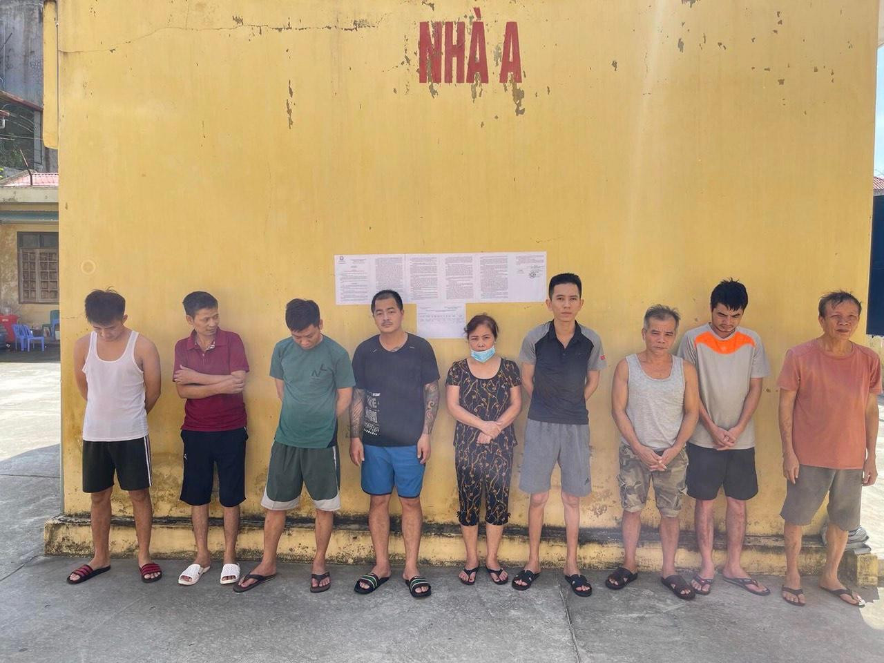 Các đối tượng trong "xới" bạc bị bắt giữ. Ảnh: Công an Thanh Hoá