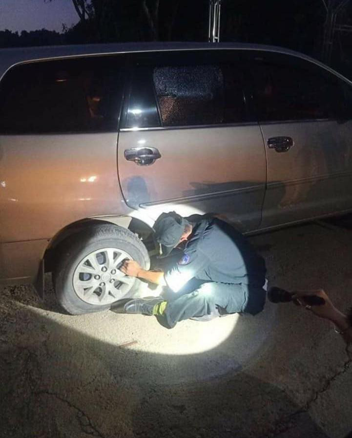 Hình ảnh Thượng uý Hoàng Danh Bình hỗ trợ gia đình sửa xe trong đêm
