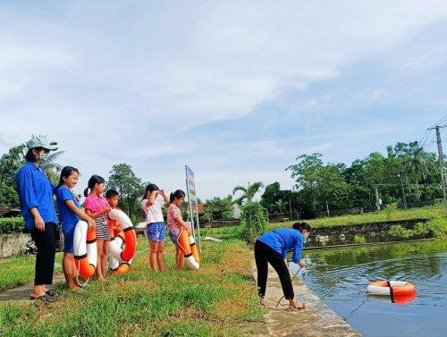 Các cơ sở Đoàn huyện Cẩm Thuỷ đã tặng 20 phao bơi cho trẻ em, mở 2 lớp dạy bơi, tập huấn cứu hộ đuối nước, cắm 12 biển cảnh báo đuối nước.