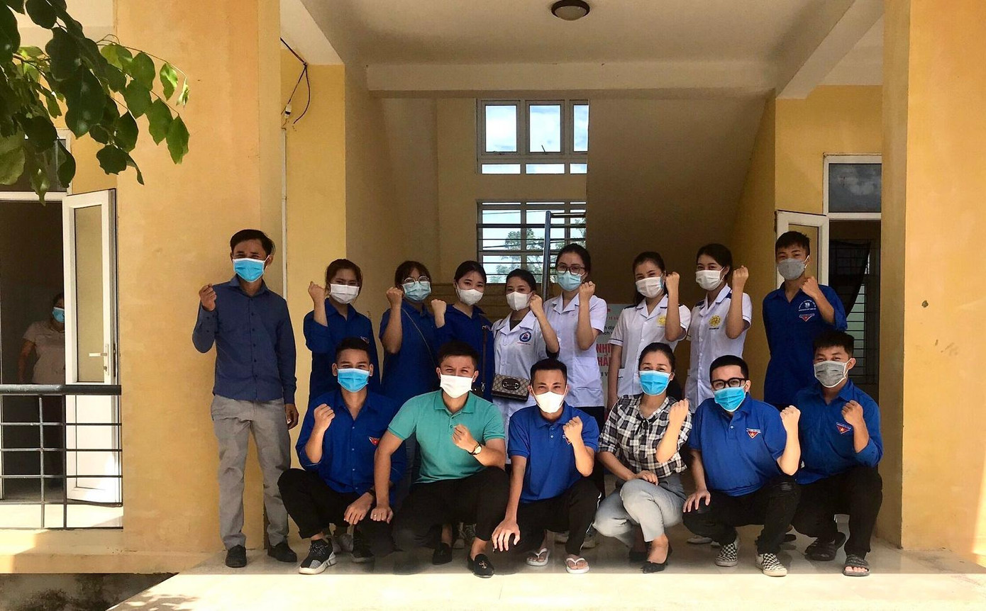 Đội Thanh niên tình nguyện Blouse trắng Đội Thanh niên tình nguyện Blouse trắng