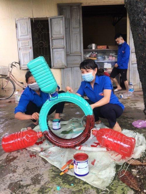 ĐVTN huyện Yên Định tham gia tái chế lốp xe và chai nhựa thành các phao cứu hộ của Đoàn, cắm 15 biển cảnh báo đuối nước, xây dựng 11 điểm phao cứu sinh góp phần đẩy mạnh tuyên truyền nâng cao nhận thức về phòng chống đuối nước ở trẻ em trong ĐVTN và người dân.