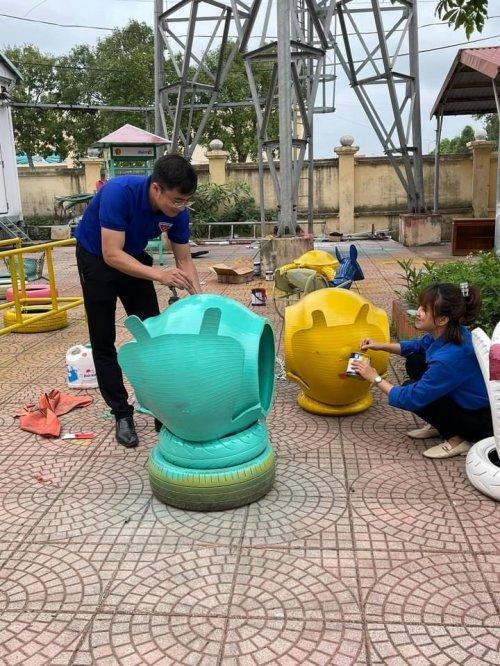 Các cơ sở Đoàn huyện Quảng Xương tổ chức tu sửa, xây mới các khu vui chơi cho thiếu nhi trị giá 25 triệu đồng, thăm và tặng quà trẻ em, thiếu nhi có hoàn cảnh khó khăn.