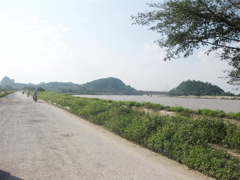 Đoạn đê Nam Ngạn- Hàm Rồng (TP Thanh Hóa)- nơi hàng trăm người dân bị bom Mỹ giết hại sáng 14-6-1972. Ảnh: Hoàng Lam