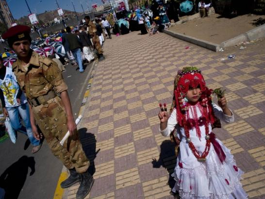 Tình hình bất ổn tại thủ đô Sanaa, Yemen vẫn chưa lắng xuống. Trong ảnh, một binh lính thuộc phe đối lập trên đường đang nhìn theo một bé gái. Ảnh: Reuters. Tình hình bất ổn tại thủ đô Sanaa, Yemen vẫn chưa lắng xuống. Trong ảnh, một binh lính thuộc phe đối lập trên đường đang nhìn theo một bé gái. Ảnh: Reuters