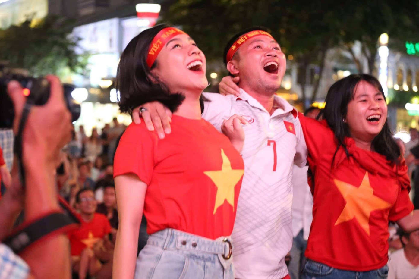 CĐV vỡ oà sau khi U23 Việt Nam đè bẹp Thái Lan, đoạt vé VCK U23 châu Á ảnh 12